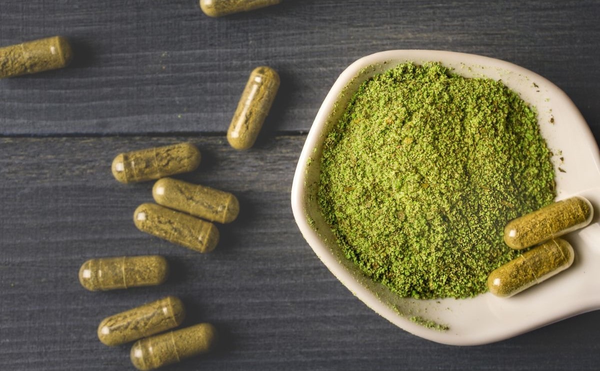 kratom powder and capsules