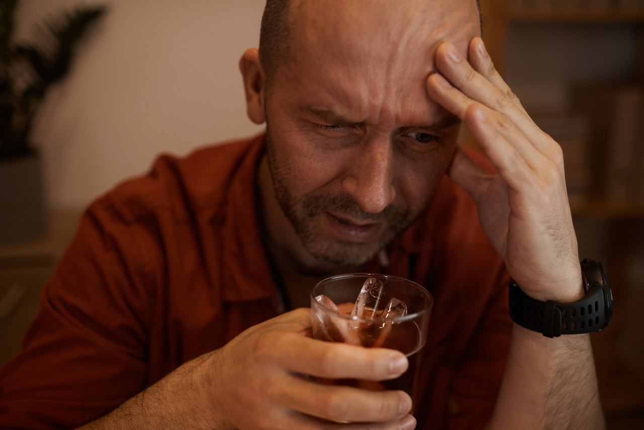 man drinking alcohol wondering can you drink alcohol while taking prednisone?