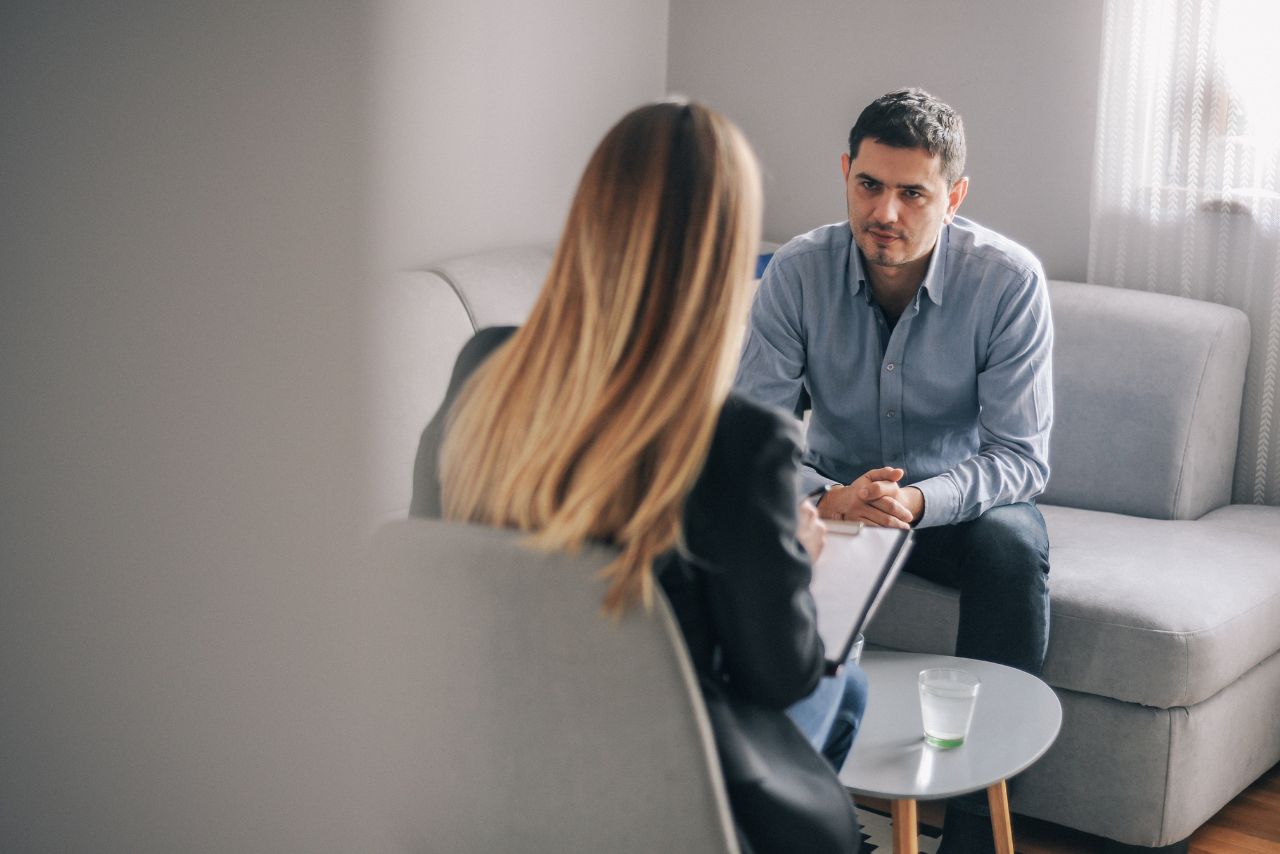 therapist speaking with patient on how much does sober living cost?